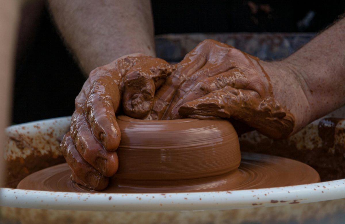 Ons verstaan van God die pottebakker, en ons die klei